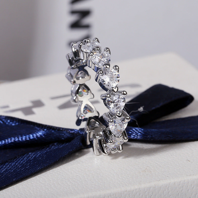 Anel com Fila de Diamantes em Forma de Coração