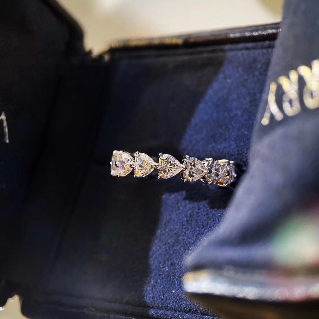 Anel com Fila de Diamantes em Forma de Coração