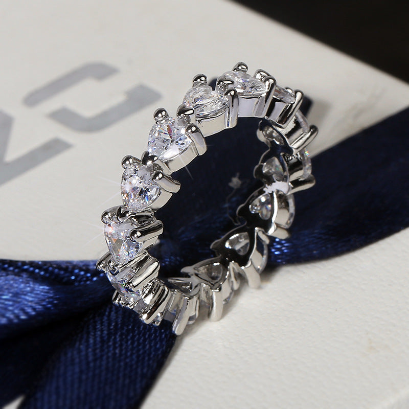 Anel com Fila de Diamantes em Forma de Coração