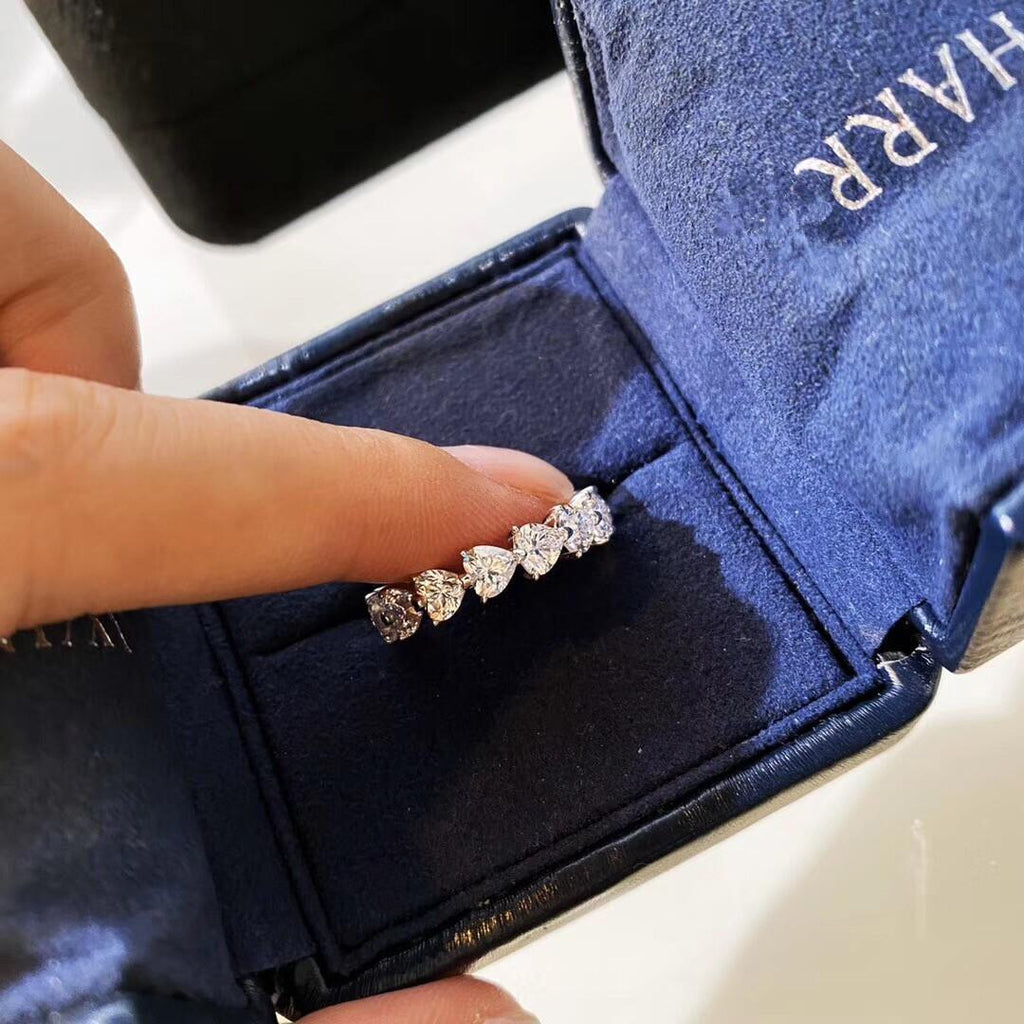 Anel com Fila de Diamantes em Forma de Coração