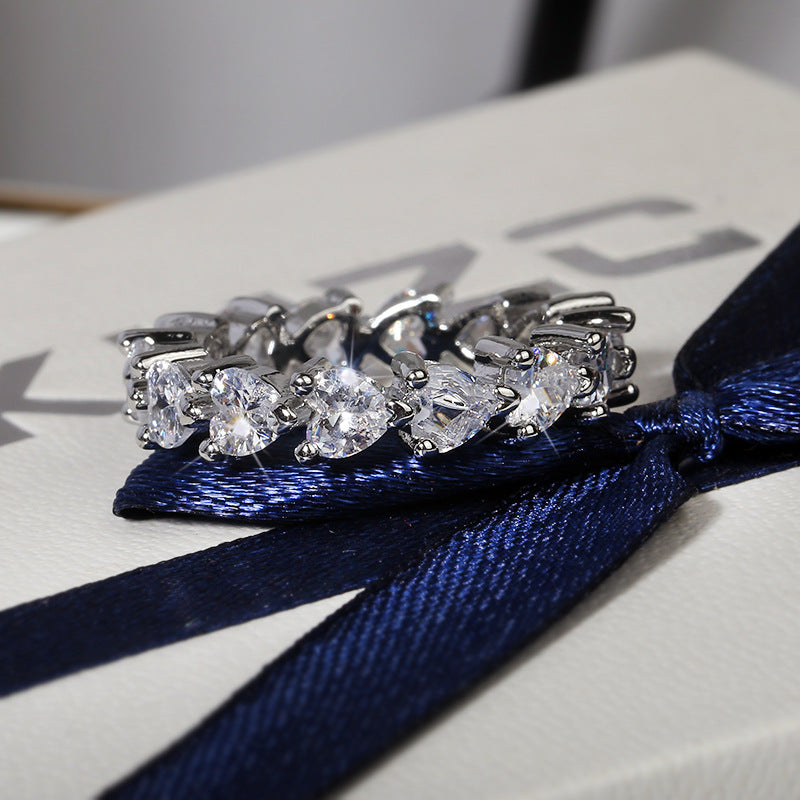 Anel com Fila de Diamantes em Forma de Coração