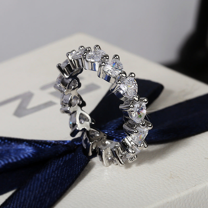Anel com Fila de Diamantes em Forma de Coração