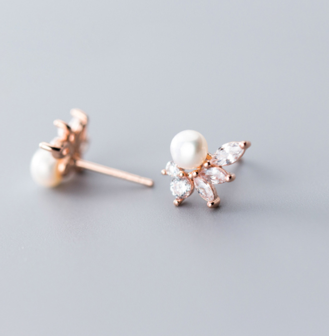 Brincos de Folha com Pérola e Detalhes em Diamante