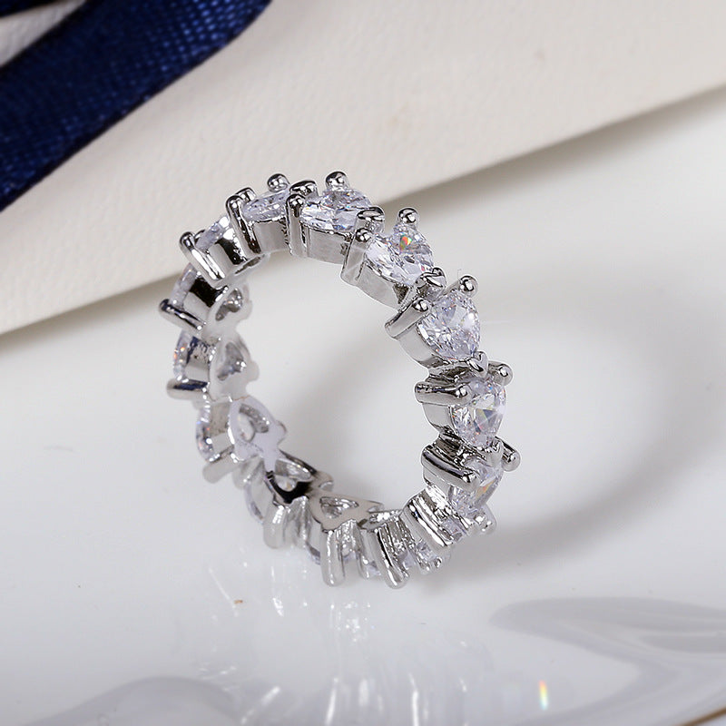 Anel com Fila de Diamantes em Forma de Coração