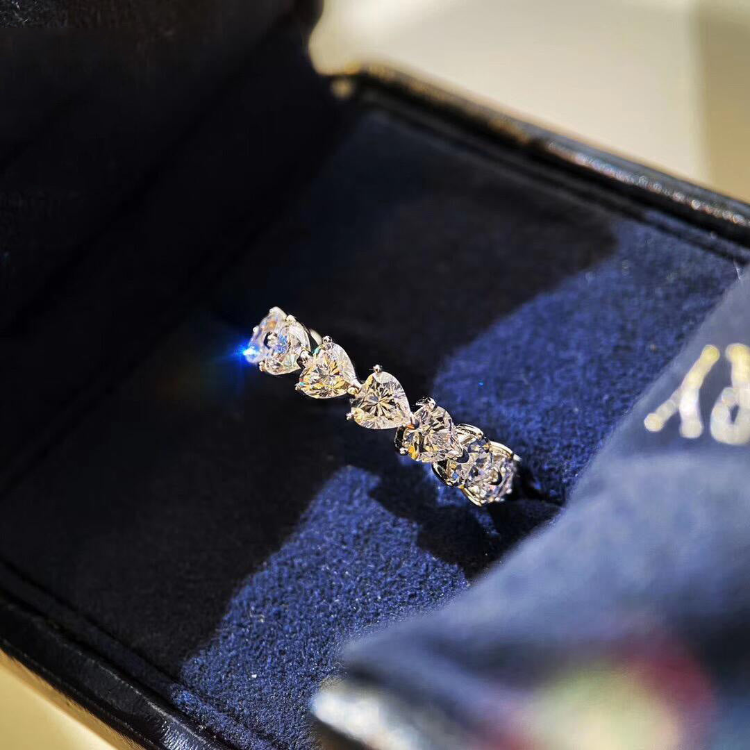 Anel com Fila de Diamantes em Forma de Coração