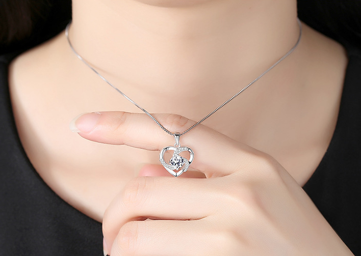 Colar com Pendente de Coração de Cristal Azul Banhado a Prata 925