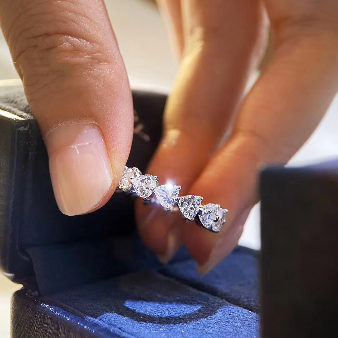 Anel com Fila de Diamantes em Forma de Coração