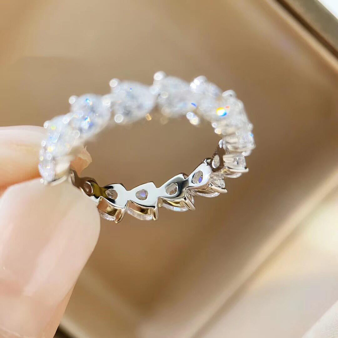 Anel com Fila de Diamantes em Forma de Coração