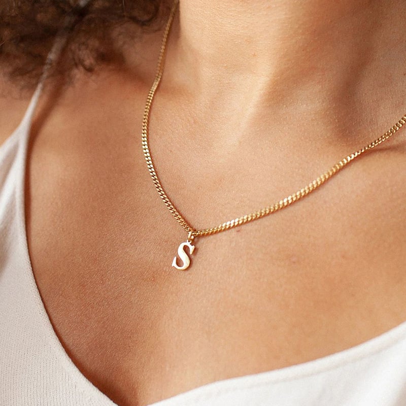 Colar de Aço Inoxidável com 26 Letras (Banhado a Ouro 14K)